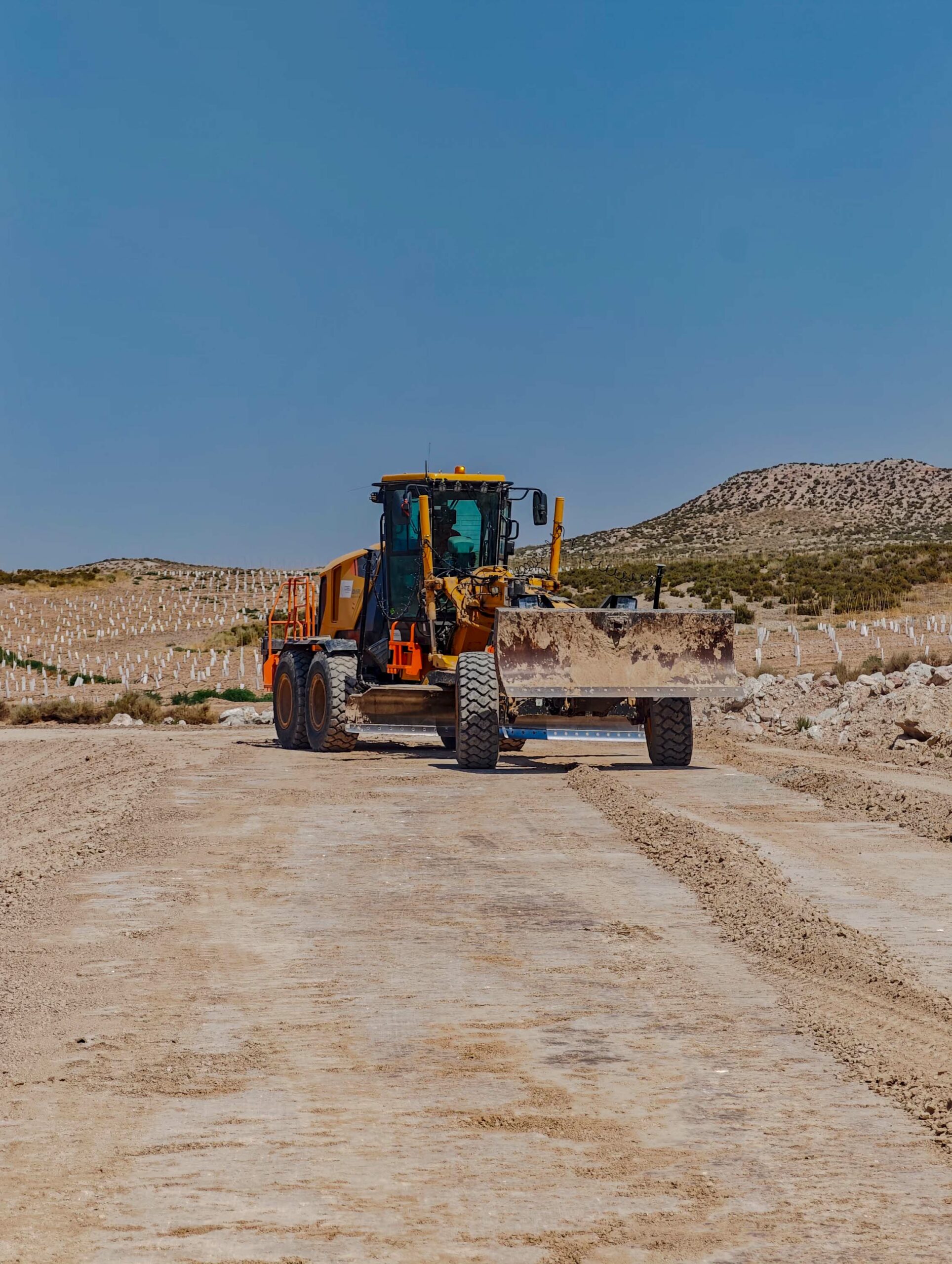 Vista frontal de la motoniveladora Liugong con tecnología CHCNAV para Cosell
